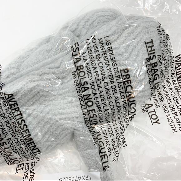 BUNDLE INC Knit Scarf Mittens & Hat Grey NWT - Picture 9 of 11